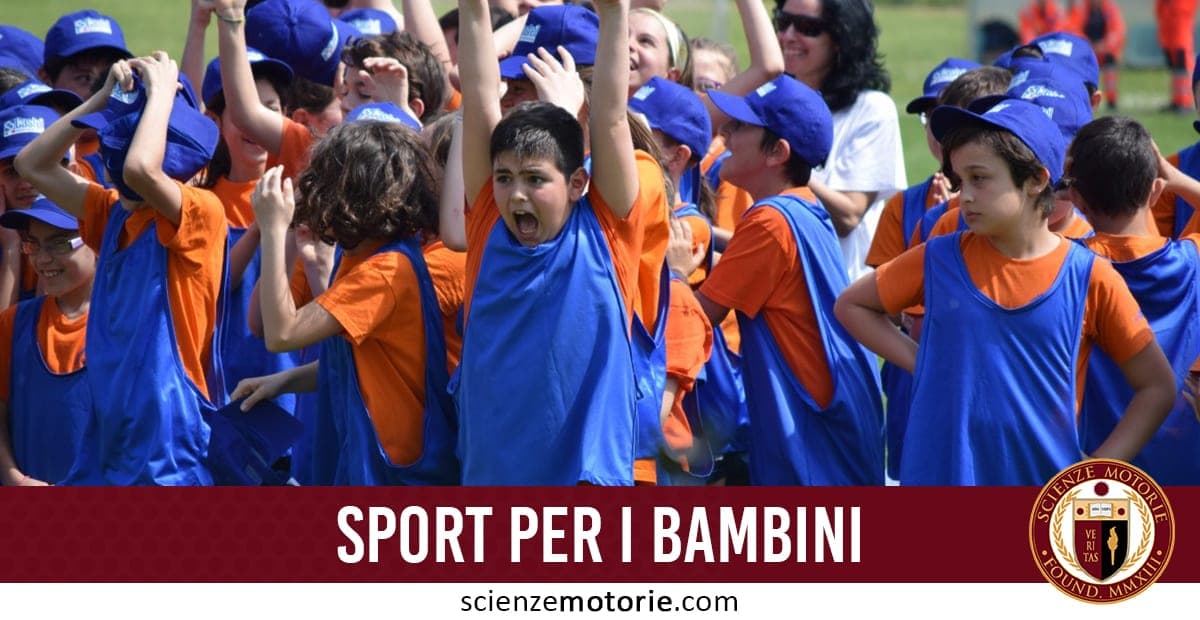 Gruppo di bambini con magliette arancioni e gilet blu che partecipano a un’attività sportiva