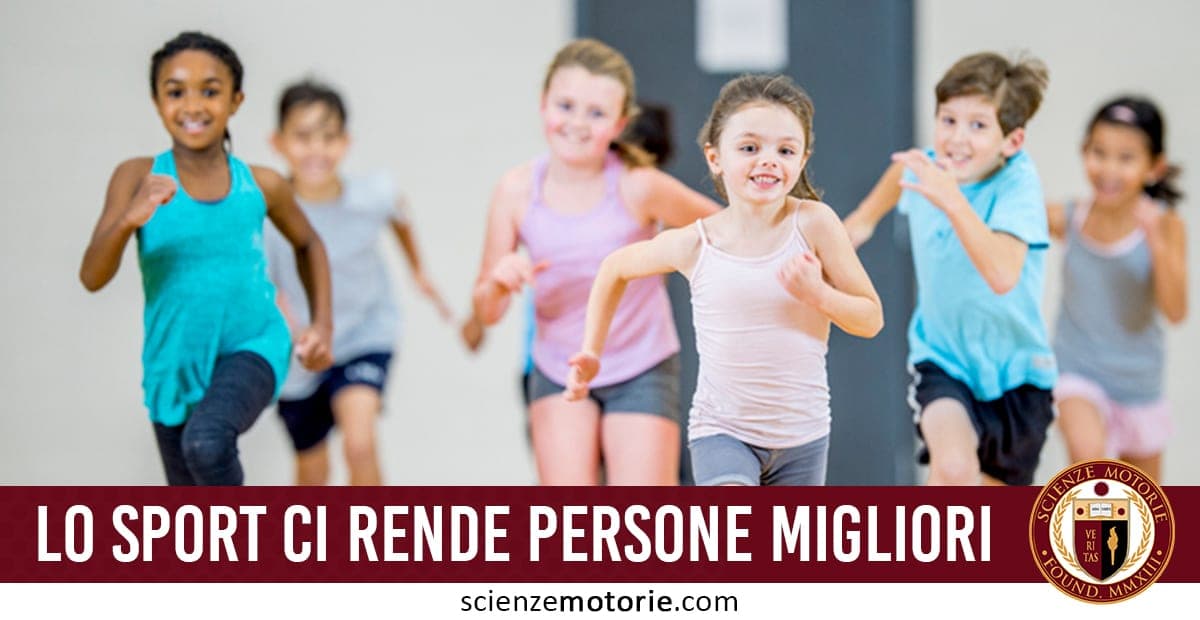 Bambini sorridenti che corrono in palestra durante un’attività sportiva.