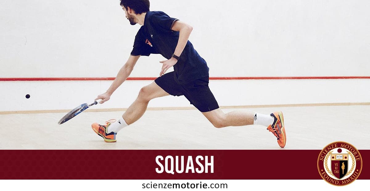 Persona che gioca a squash colpendo la pallina con la racchetta in un campo indoor