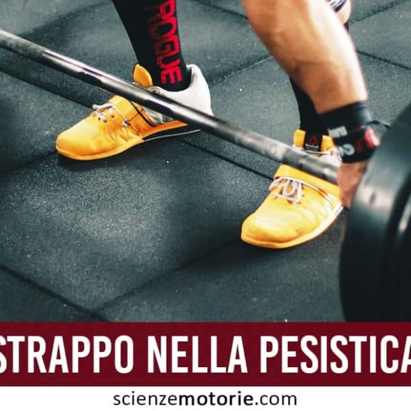 Persona che esegue lo strappo sollevando un bilanciere in palestra, con scarpe sportive gialle su pavimento nero. Logo Scienze Motorie in basso a destra.