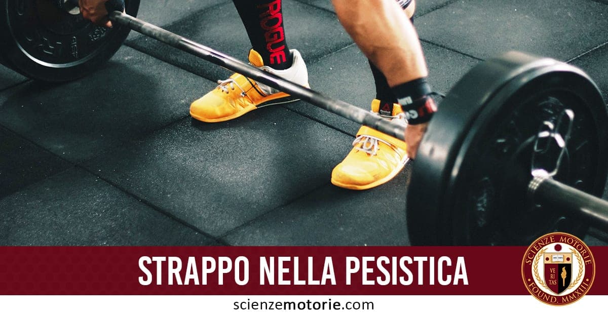 Persona che esegue lo strappo sollevando un bilanciere in palestra, con scarpe sportive gialle su pavimento nero. Logo Scienze Motorie in basso a destra.