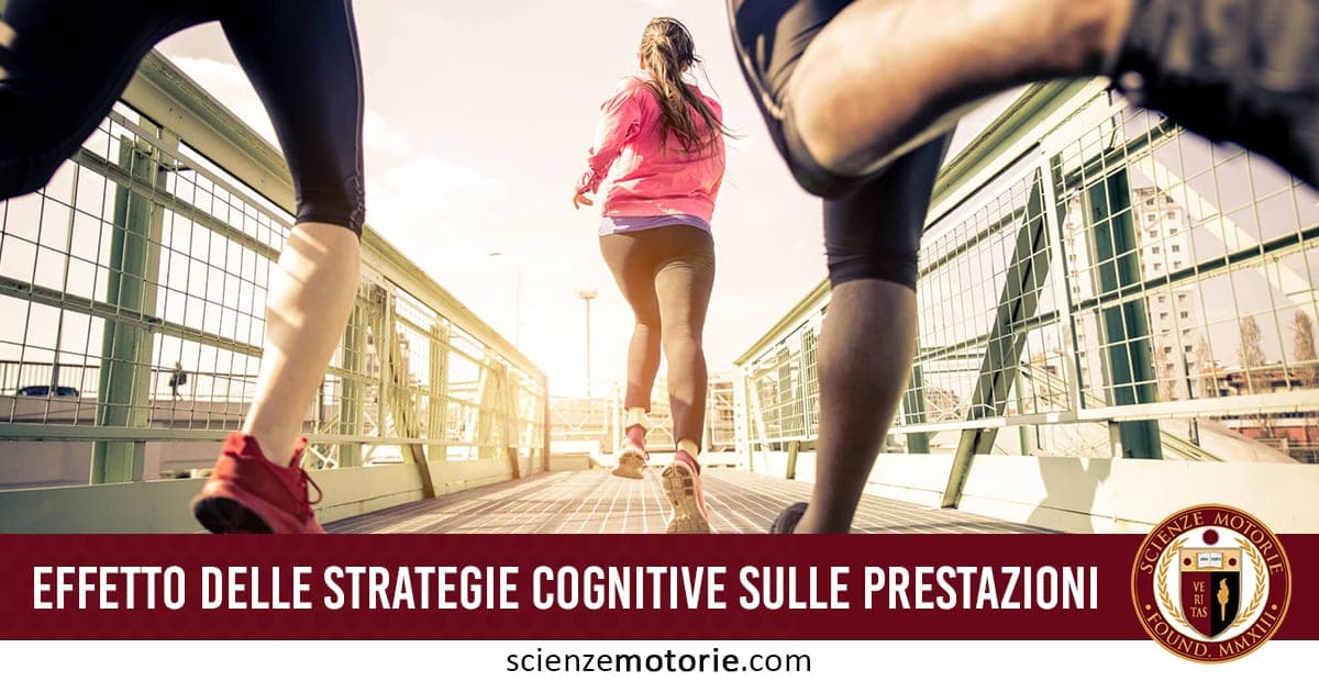 Immagine che mostra tre persone impegnate nel jogging su un ponte, vestite con abbigliamento sportivo. L’immagine evidenzia l’importanza delle strategie cognitive nel miglioramento delle prestazioni atletiche. In basso è presente il testo "Effetto delle strategie cognitive sulle prestazioni" accompagnato dal logo di Scienze Motorie