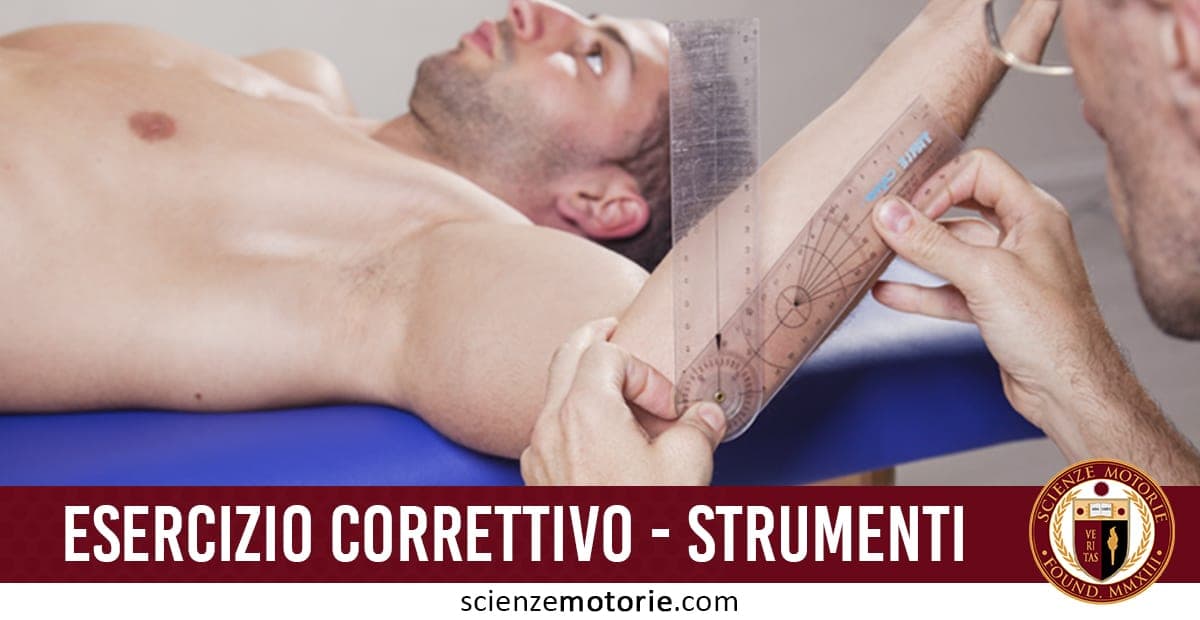 Misurazione dell’ampiezza articolare del braccio con un goniometro durante una seduta di fisioterapia.