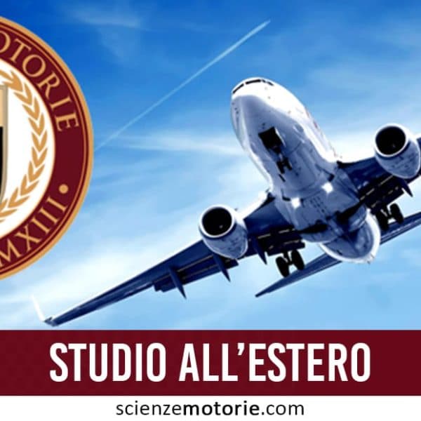 Aereo in volo visto dal basso contro un cielo azzurro con leggere nuvole, con logo “SCIENZE MOTORIE” in alto a sinistra e scritta “STUDIO ALL’ESTERO” su fascia rossa in basso.