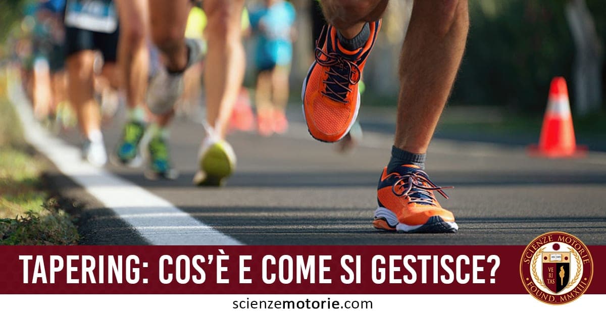 Corridori su strada durante una gara o allenamento; in primo piano gambe con scarpe arancioni, coni segnaletici sullo sfondo. In basso, scritta “Tapering: cos’è e come si gestisce?” e logo ScienzeMotorie.com.