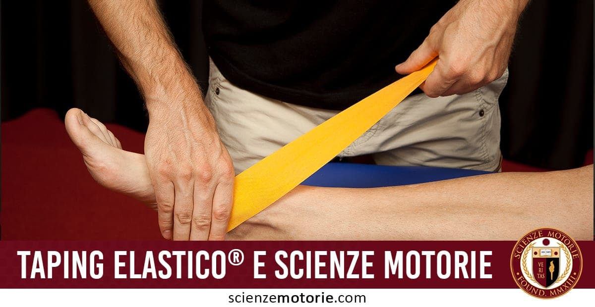 Una persona applica un nastro elastico giallo sulla caviglia di un’altra persona durante una sessione di fisioterapia.
