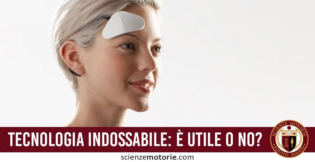 Persona con dispositivo indossabile applicato alla tempia, con la scritta “TECNOLOGIA INDOSSABILE: È UTILE O NO?” su sfondo rosso e logo Scienze Motorie in basso a destra.