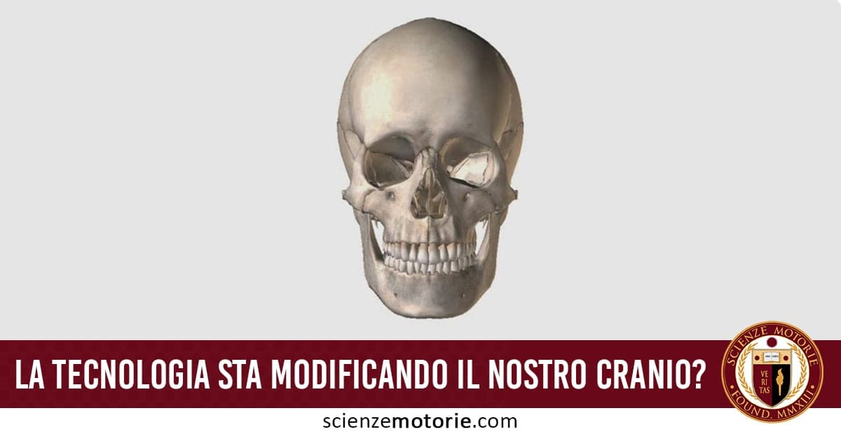 Cranio umano su sfondo grigio con barra rossa e scritta "LA TECNOLOGIA STA MODIFICANDO IL NOSTRO CRANIO?" e logo scienzemotorie.com in basso.