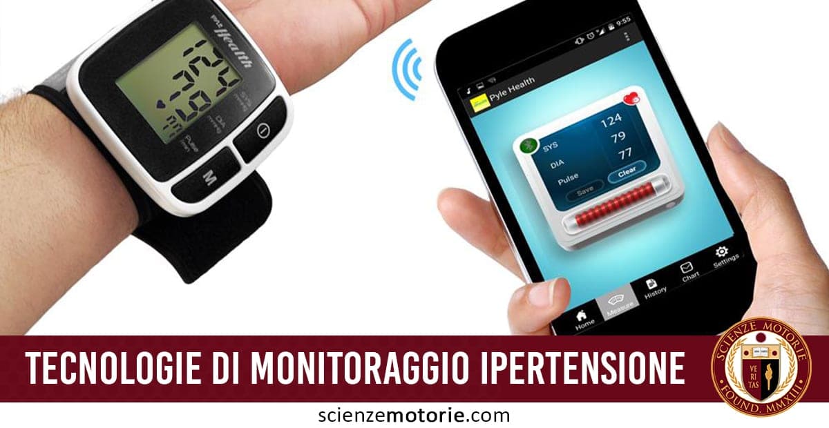 Dispositivo da polso per misurare la pressione sanguigna indossato su un braccio, con smartphone che mostra app con dati di pressione e pulsazioni, testo "TECNOLOGIE DI MONITORAGGIO IPERTENSIONE" e logo Scienze Motorie.