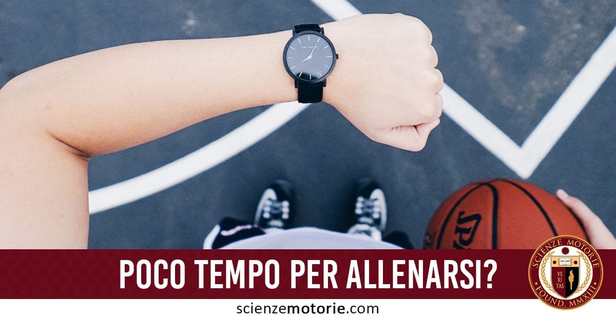 Persona su un campo da basket con braccio sinistro sollevato e orologio nero, mentre tiene una palla da basket nella mano destra; testo “Poco tempo per allenarsi?” e logo scienzemotorie.com sullo sfondo.