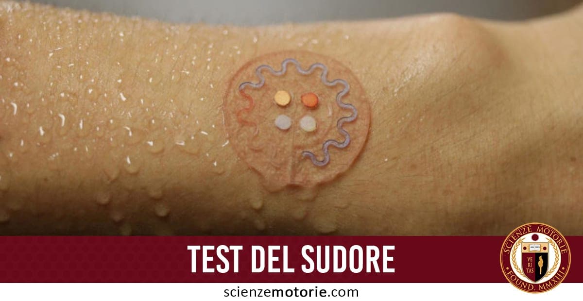 Braccio sudato con dispositivo circolare trasparente contenente sensori applicato sulla pelle, test del sudore.