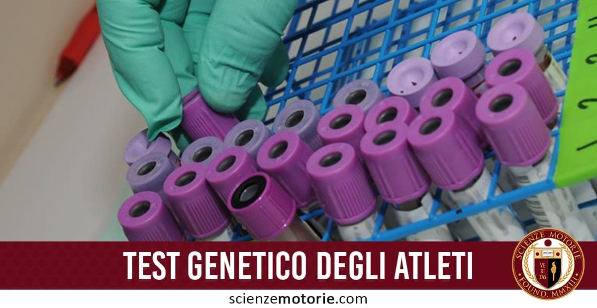 Provette con tappi viola in un portaprovette blu, manipolate da una mano con guanti verdi, con testo “Test genetico degli atleti” e logo Scienze Motorie.
