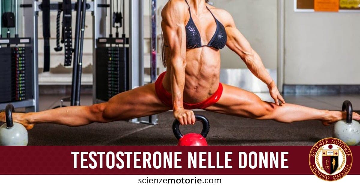 Donna in palestra che esegue una spaccata usando due kettlebell per supporto, indossa top sportivo e pantaloncini rossi; testo "TESTOSTERONE NELLE DONNE" con logo Scienze Motorie