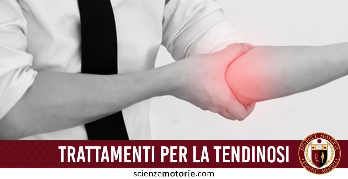 Persona che tiene il gomito con una mano con illuminazione rossa sull’articolazione, evidenziando dolore, testo "TRATTAMENTI PER LA TENDINOSI" e sito scienzemotorie.com.