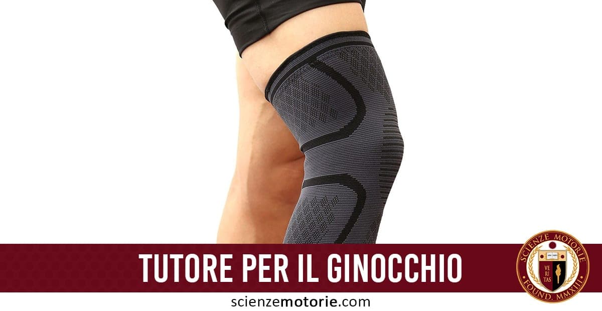 Persona che indossa un tutore per il ginocchio di colore scuro, con testo “Tutore per il ginocchio” e logo scienzemotorie.com.