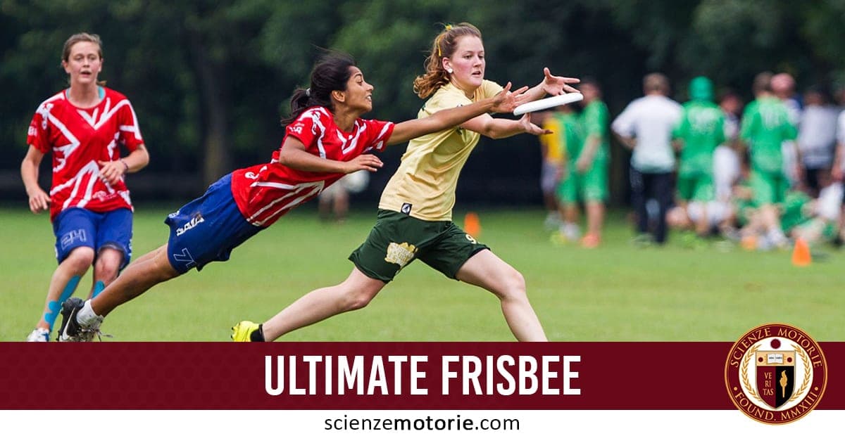Due giocatrici di Ultimate Frisbee su campo erboso, una lancia il disco e l’altra cerca di intercettarlo.