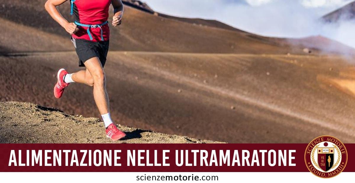 L’immagine raffigura un runner impegnato in un’ultramaratona su un terreno montuoso o desertico, simbolo di resistenza e impegno fisico estremo. L’atleta indossa una maglietta rossa, pantaloncini neri e scarpe da corsa rosse, ed è catturato in movimento, immerso in un paesaggio ostile. In basso, una fascia con il testo "Alimentazione nelle ultramaratone" e il logo di Scienze Motorie
