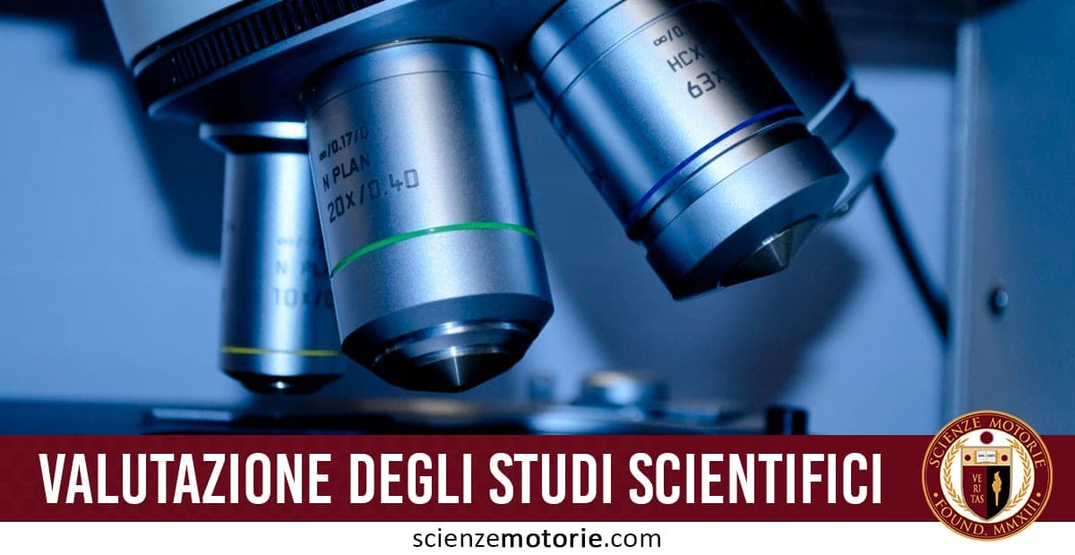 Parte inferiore di un microscopio con lenti obiettive e scritta "Valutazione degli studi scientifici" accompagnata dal logo di Scienze Motorie