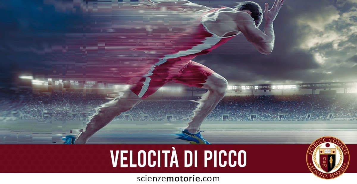 Atleta in abbigliamento rosso in corsa con effetto di velocità, stadio gremito e logo scienzemotorie.com in basso a destra.