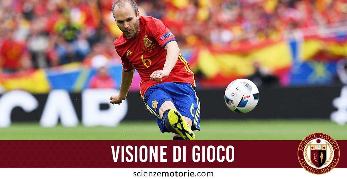 Calciatore della nazionale spagnola in azione durante una partita, con spettatori sullo sfondo e scritta "VISIONE DI GIOCO" con logo Scienze Motorie.