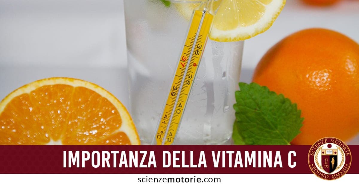 Bicchiere con fetta di limone, termometro, foglie di menta e arance accanto; in basso la scritta “IMPORTANZA DELLA VITAMINA C” con logo Scienze Motorie.
