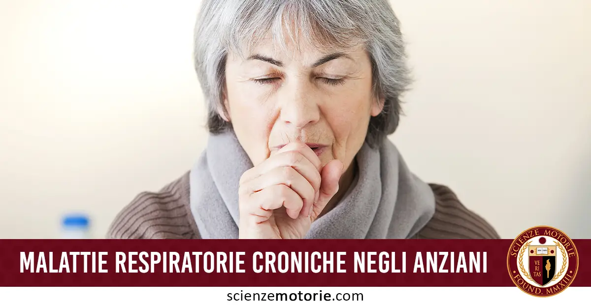 Persona anziana con capelli grigi che si copre la bocca durante un colpo di tosse, sfondo neutro sfocato, con logo scienzemotorie.com in basso a destra.