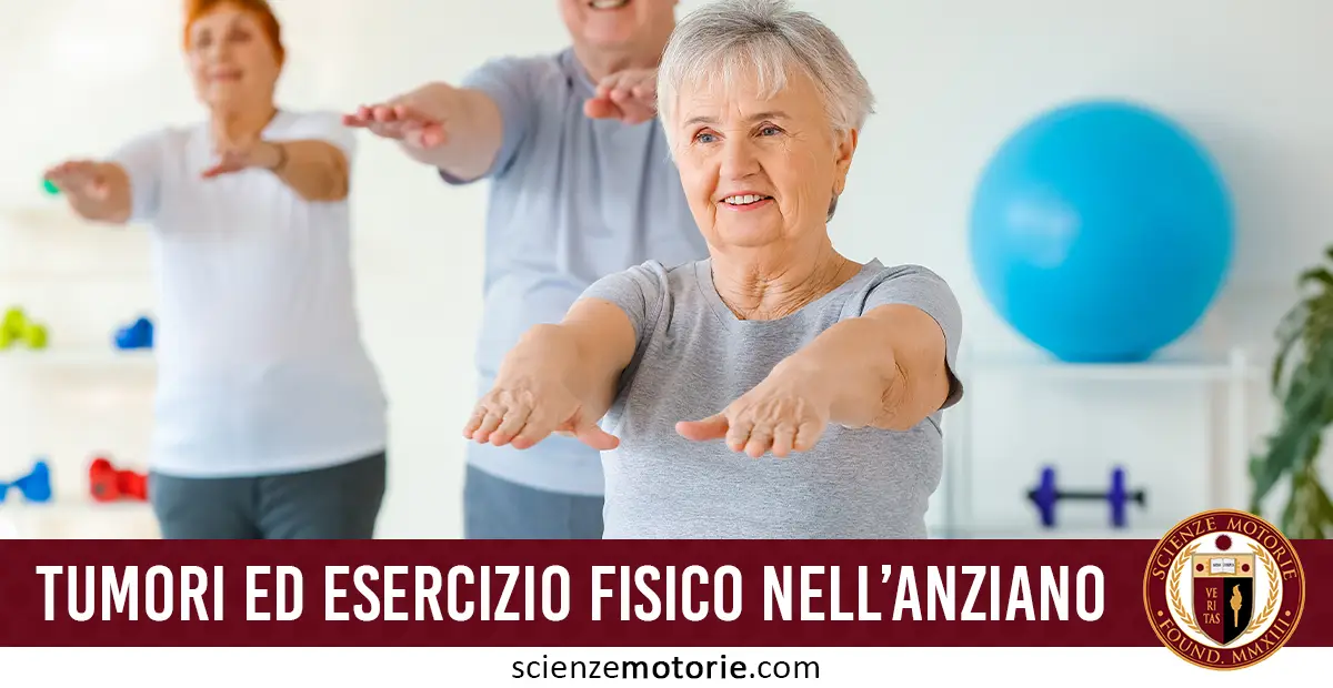 L'immagine mostra tre persone anziane che praticano esercizi fisici in una palestra. Indossano abiti sportivi e sono impegnate in una sessione di ginnastica leggera o stretching, che sembra essere adatta alla loro età. Sullo sfondo, si vedono attrezzature da palestra come manubri colorati e una grande palla blu. In basso, c'è un testo che recita: "TUMORI ED ESERCIZIO FISICO NELL’ANZIANO" e il logo di Scienze Motorie