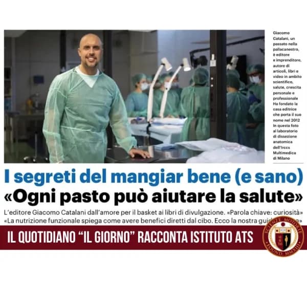 Giacomo Catalani in laboratorio Cadaver Lab con camice verde, sorridente in primo piano; sullo sfondo corsisti in camice e mascherina. Presente il logo di Scienze Motorie.