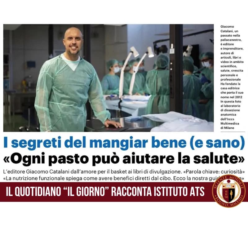 Giacomo Catalani in laboratorio Cadaver Lab con camice verde, sorridente in primo piano; sullo sfondo corsisti in camice e mascherina. Presente il logo di Scienze Motorie.