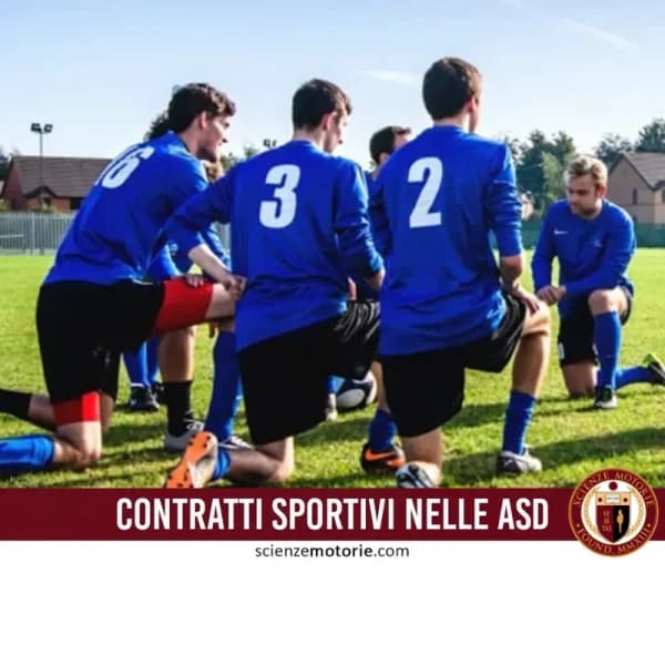 Gruppo di calciatori in maglie blu e pantaloncini neri in cerchio sul campo durante una riunione tecnica. In basso è presente il logo di ScienzeMotorie.com.