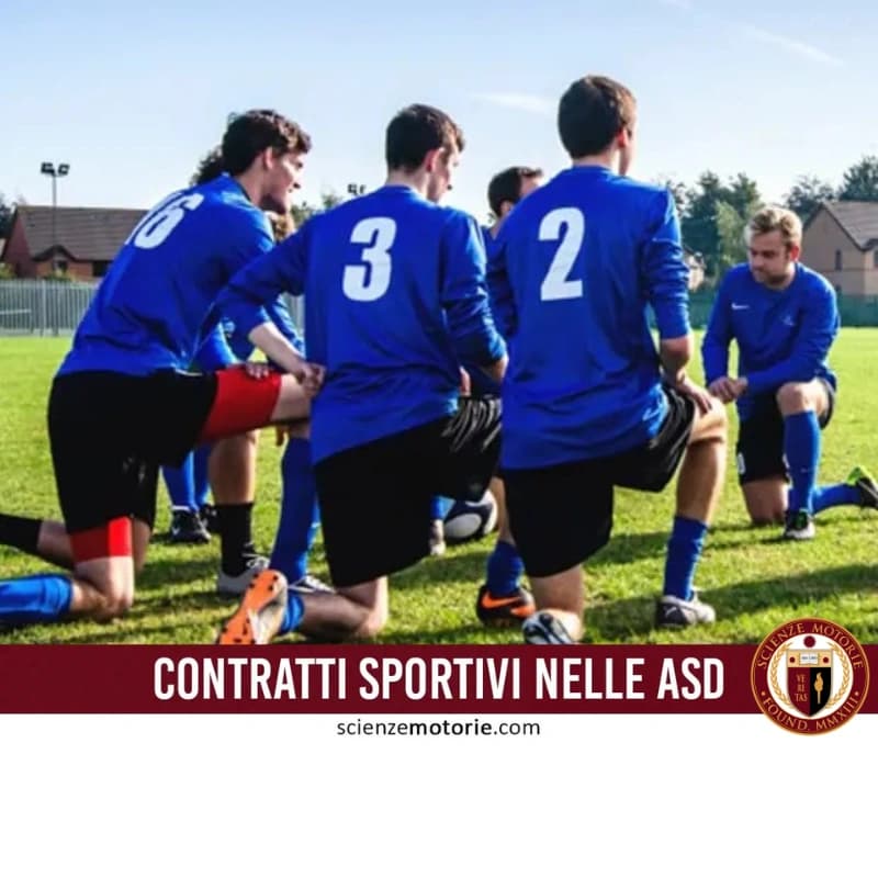 Gruppo di calciatori in maglie blu e pantaloncini neri in cerchio sul campo durante una riunione tecnica. In basso è presente il logo di ScienzeMotorie.com.