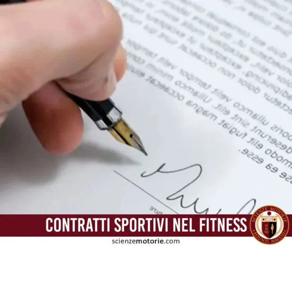 Mano che firma un documento con una penna stilografica su un tavolo