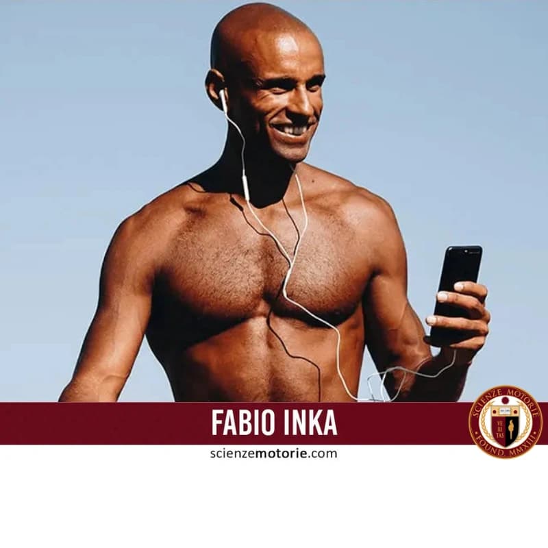 Fabio Inka a torso nudo sorride mentre tiene uno smartphone in mano e indossa auricolari, con cielo sereno sullo sfondo. In basso c’è una barra con il nome "Fabio Inka" e il logo di scienzemotorie.com.