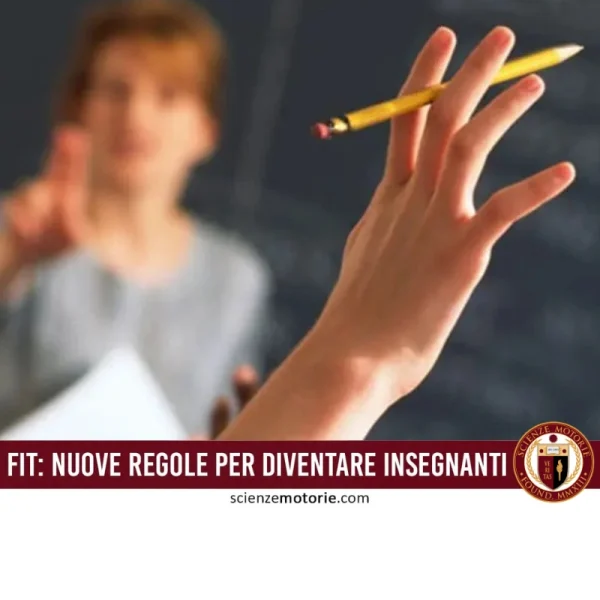Persona con la mano alzata che tiene una matita in primo piano, con un insegnante sullo sfondo davanti a una lavagna sfocata; in basso il testo "FIT: Nuove regole per diventare insegnanti" e il logo Scienze Motorie.