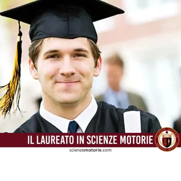 Giovane laureato in Scienze Motorie con tocco e toga neri che sorride tenendo un diploma.