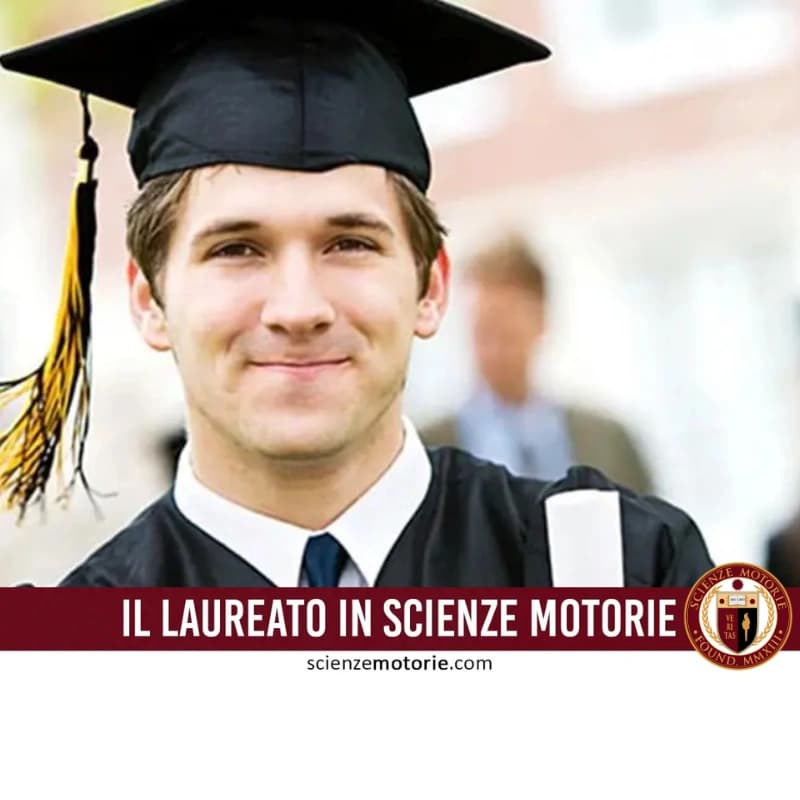 Giovane laureato in Scienze Motorie con tocco e toga neri che sorride tenendo un diploma.