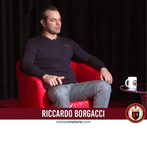 Foto di Riccardo Borgacci con maglione scuro e Giacomo Catalani in abito marrone e cravatta durante un’intervista per Scienze Motorie.