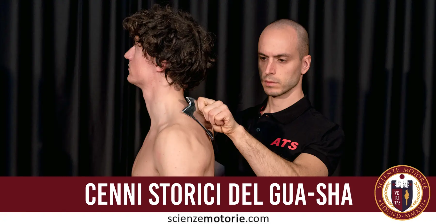 Terapeuta che esegue Gua-Sha su un paziente a torso nudo con strumento metallico, su sfondo scuro, con titolo “CENNI STORICI DEL GUA-SHA” e logo Scienze Motorie.