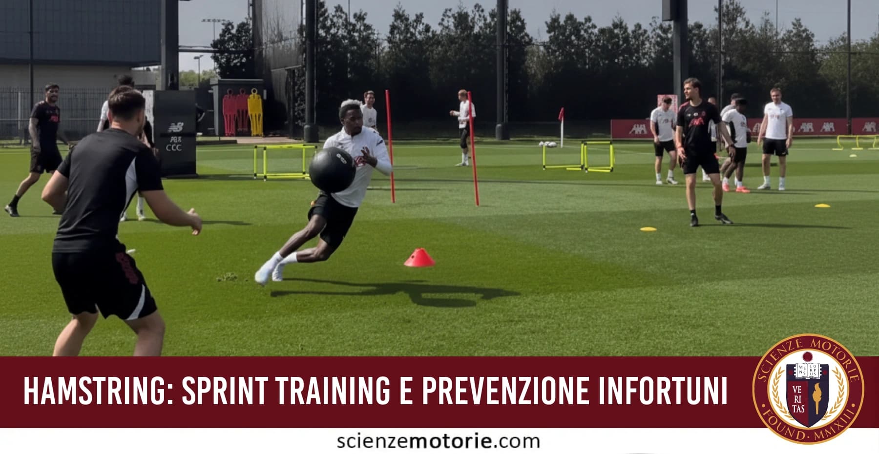 Calciatore in allenamento su campo in erba sintetica con palla medica, eseguendo sprint per potenziare gli ischiocrurali e prevenire infortuni.