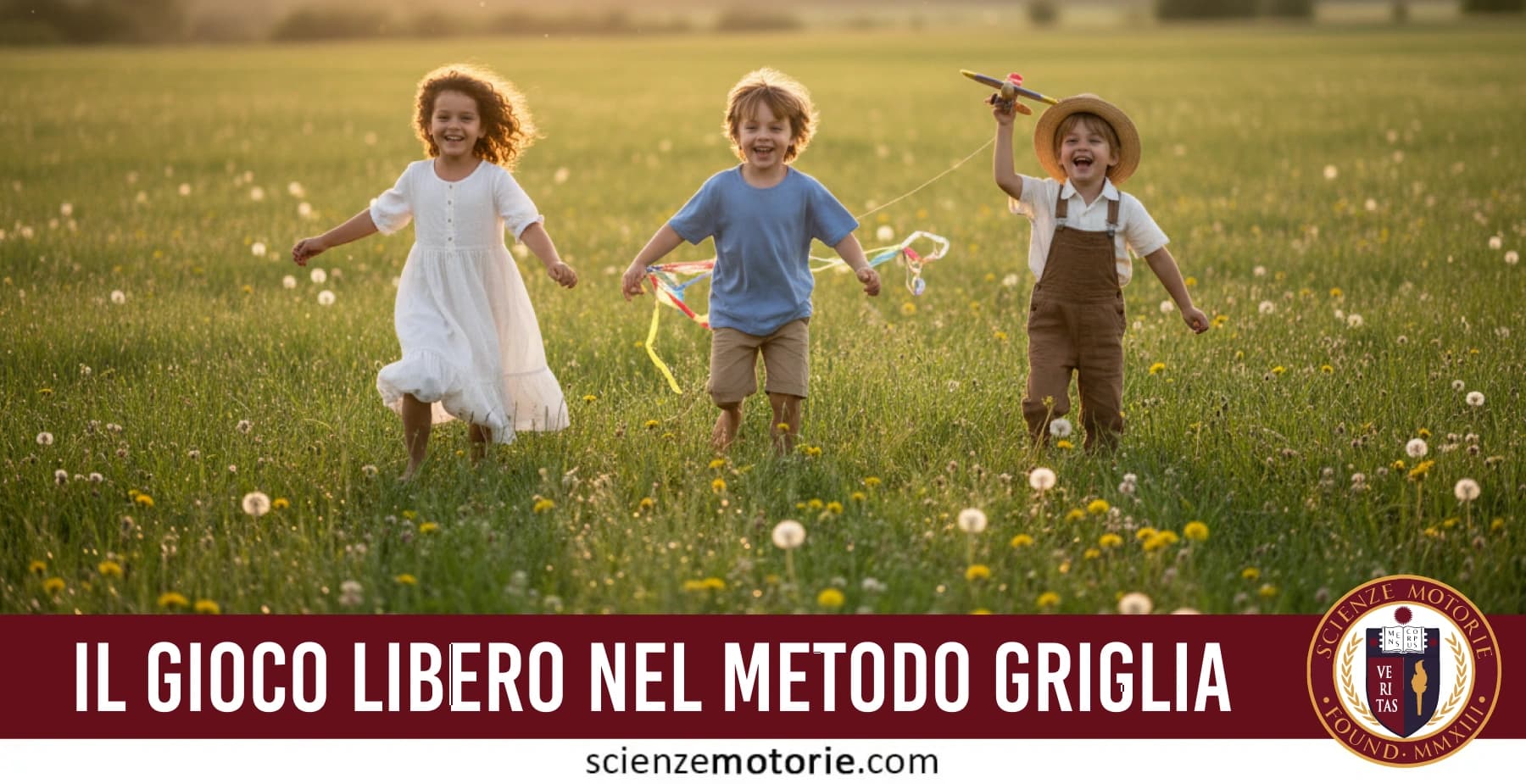 Tre bambini corrono felici in un prato al tramonto con giocattoli, in un banner dedicato al “Gioco Libero nel Metodo Griglia”.