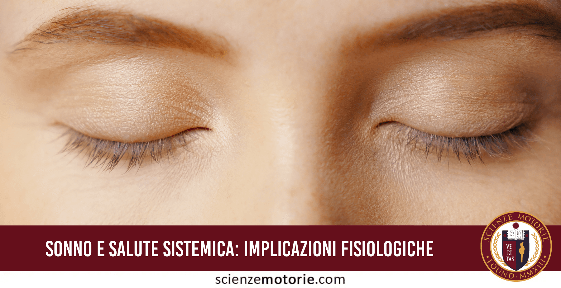 Anziana che dorme profondamente a letto, simbolo del ruolo del sonno nella salute sistemica, nella prevenzione dell’invecchiamento e nel mantenimento delle funzioni fisiologiche.