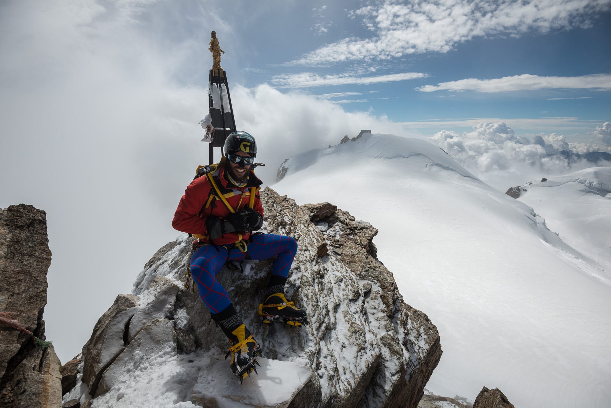 Sulla vetta della montagna innevata Danilo Callegari saluta